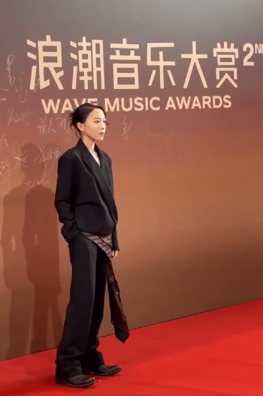 窦靖童盘发造型梦回20年前的王菲，网友：满满的回忆已经涌上心头