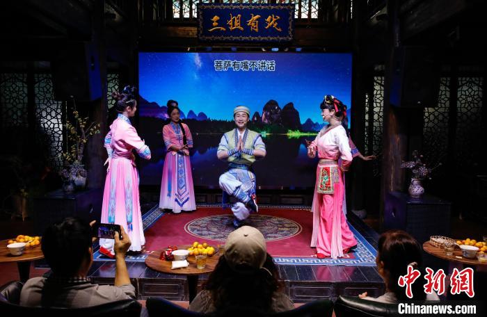 黄婉秋一家三代传承“刘三姐文化”：生来只为“刘三姐”